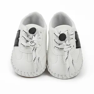 Vista frontal de zapatos blancos para bebés con suelas de goma antideslizantes