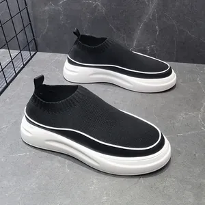 Λεπτομέρεια μαύρα ανδρικά sneakers τύπου κάλτσας με χοντρή λευκή σόλα πλατφόρμας