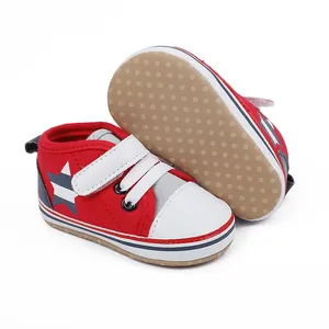 Vista detallada de zapatos rojos para bebés con suelas blandas antideslizantes.