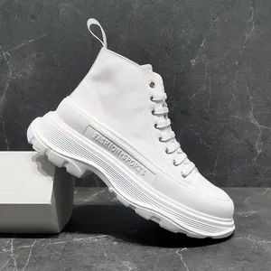 Vista laterale di stivali alti bianchi da uomo con suola platform spessa trendy