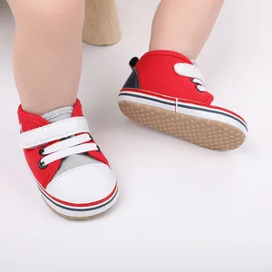 Detalle de zapatos para caminar de bebé en rojo y blanco con suela suave antideslizante