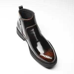 Bottines Chelsea en cuir verni bordeaux pour hommes avec motifs Brogue et zip