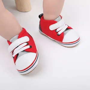 Vista detallada de zapatos suaves para bebé en rojo y blanco para niños pequeños