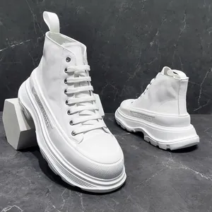 Vista dettagliata degli stivali moda high-top bianchi da uomo con suola platform