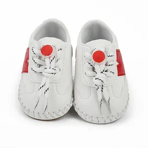 Zapatos blancos de gateo para bebés con detalles rojos y cordones de ajuste rápido