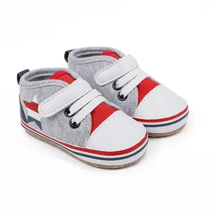 Primer plano de zapatos de aprendizaje para bebés con suela blanda y diseño de estrella roja