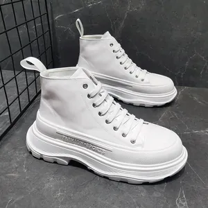 Stivali bianchi da uomo con zeppa e lacci con suola spessa fashion.