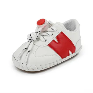 Vista de detalle de zapato infantil blanco con logo N rojo y cordones de ajuste rápido.