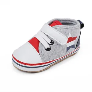 Vista detallada de zapato infantil gris con un patrón de estrella roja y velcro