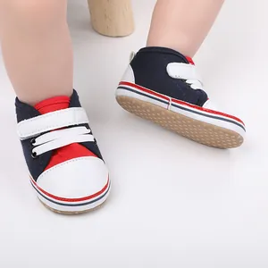 Primer plano de zapatos de bebé azul y rojo con suelas blandas antideslizantes puestos