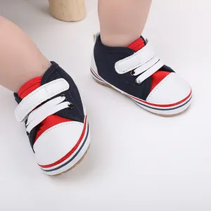 Vista superior de zapatos para caminar de suela blanda para bebés en azul marino y rojo