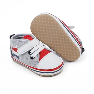 Vista detallada de zapatos de aprendizaje para bebé con suela blanda antideslizante