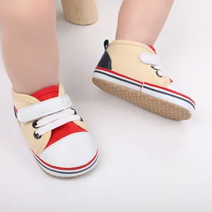 Detalle de zapatos primeros pasos para bebé con suelas blandas y cierre de velcro.