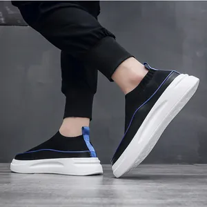 Ανδρικά πλεκτά sneakers-κάλτσα με χοντρή σόλα πλατφόρμα και μπλε λεπτομέρεια.