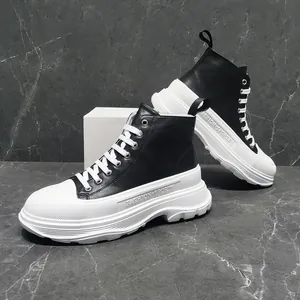 Vista dettagliata degli stivali alti da uomo con spesse suole platform bianche