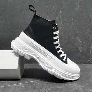 Dettaglio di stivaletti fashion da uomo con spessa suola platform bianca spessa.
