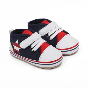 Vista detallada de zapatos de bebé para caminar con estrella roja y tiras de velcro blancas