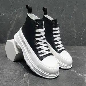 Dettaglio di sneaker alte da uomo con suole bianche spesse e tomaia nera in pelle