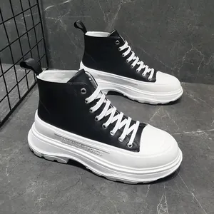 Sneakers alte da uomo alla moda con suola spessa e lacci bianchi dal design a plateau
