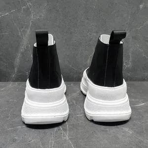 Vista posteriore dettagliata di stivali da uomo fashion high-top con suola spessa neri e bianchi