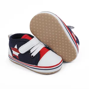 Vista detallada de zapatos azul marino para bebés con patrón de estrellas y suela suave