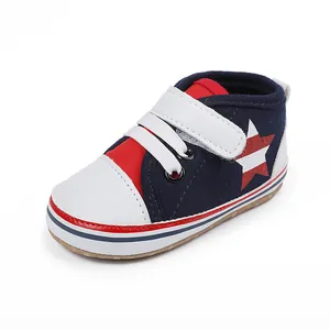 Detalle de zapato de lona para bebé en azul marino con diseño de estrella a rayas
