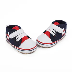 Detalle de cerca de zapatos de bebé azul marino y rojo con patrón de estrellas