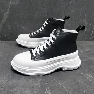 Vista dettagliata di stivali di moda da uomo con suola spessa in bianco e nero