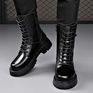 Klassische schwarze hohe Martin-Stiefel mit dicken Sohlen und Reißverschluss für Herren
