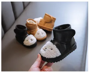 Detailansicht warmer Winter-Schneestiefel für Babys mit süßem Bärengesicht