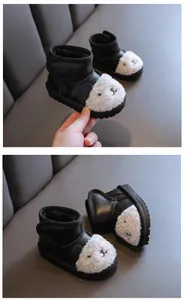 Detailansicht der niedlichen Baby-Schneestiefel mit dickem Futter und Tiergesicht.