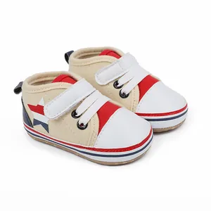 Vista detallada de zapatos casuales para bebés con suelas blandas y patrones de estrellas