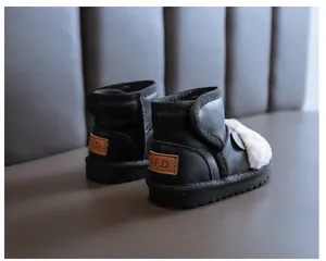 Detaillierte Rückansicht warmer schwarzer Baby-Schneestiefel mit dickem weißem Plüschfutter