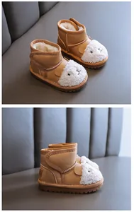 Detailansicht brauner Baby-Schneestiefel mit süßem weißem Schaf-Design und warmem Futter.