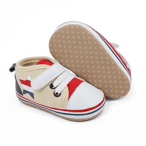 Vista detallada de zapatillas de lona para bebés con suela blanda antideslizante
