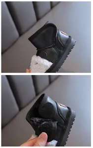 Detailansicht der Babystiefel mit weichem Plüschfutter und Klettverschluss-Detail