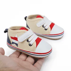 Vista detallada de zapatos para bebé con suela blanda y patrón de estrella