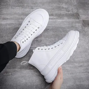Sneaker alte bianche da uomo con zeppa e suola spessa per aumentare l'altezza
