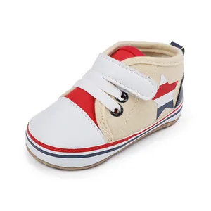 Detalle de zapato de bebé con suela blanda, diseño de estrella y cierre de velcro