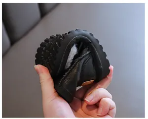 Detailansicht eines flexiblen Baby-Schneestiefels mit weicher Gummisohle und Fleecefutter