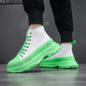 Eleganti stivali alti da uomo alla moda con una spessa suola platform verde neon