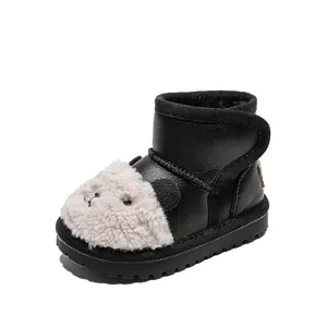 Bequeme schwarze Baby-Winterstiefel mit süßem weißen Schaf-Plüschgesicht auf der Kappe