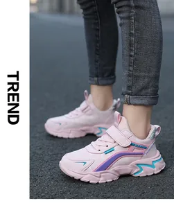 Vista laterale di eleganti scarpe sportive rosa per bambini indossate all'aperto, casual