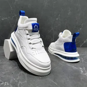Κομψά λευκά ανδρικά ψηλά sneakers με μπλε ηλεκτρίκ σόλα αερόφουσκας και λεπτομέρειες.
