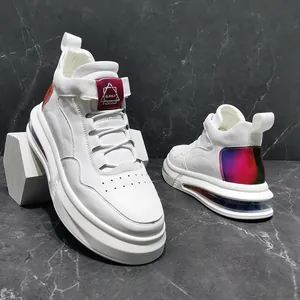Ανδρικά λευκά sneakers με πλατφόρμα, πολύχρωμη λεπτομέρεια στη φτέρνα και σόλα με αεροκυψέλη