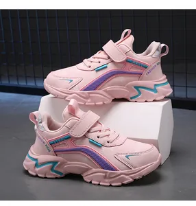 Vista dettagliata delle sneakers rosa leggere e antiscivolo da bambina