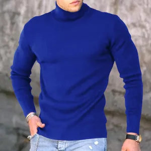 Primo piano di un maglione a collo alto blu reale da uomo, slim fit