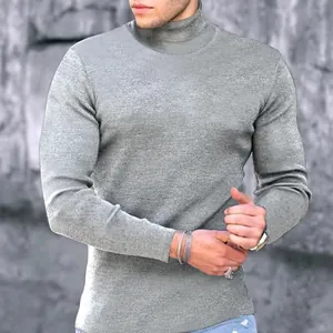 Primo piano di un maglione a dolcevita grigio da uomo, vestibilità slim e maglia fine.