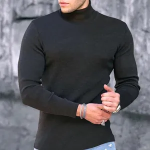 Dettaglio maglione dolcevita nero uomo vestibilità slim con maniche lunghe
