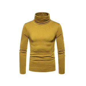 Primo piano di un maglione a lupetto da uomo giallo senape con vestibilità slim.